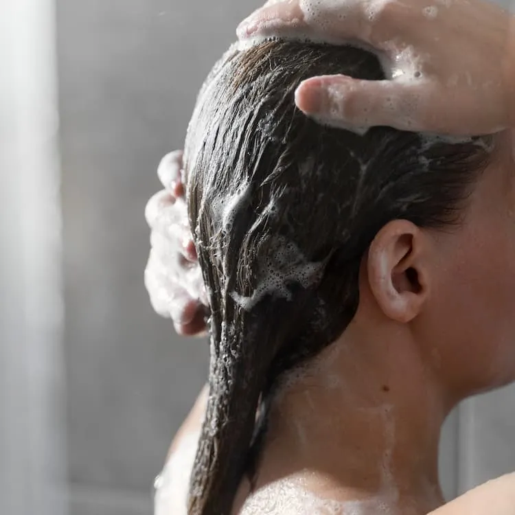 Léonie qui utilise notre shampoing solide naturel